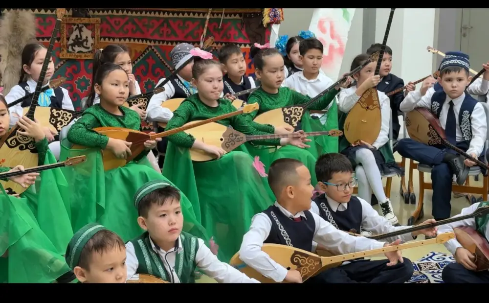 «Күй күмбірі»: школьники Астаны одновременно сыграли на домбре (4)