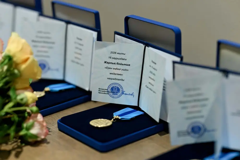 Активным участникам политической и общественной жизни региона оказано почтение (9)