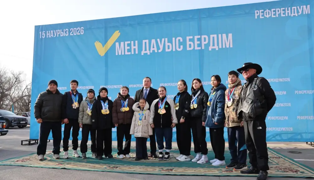 Марат Султангазиев наблюдает за ходом республиканского референдума в Алматинской области Астане