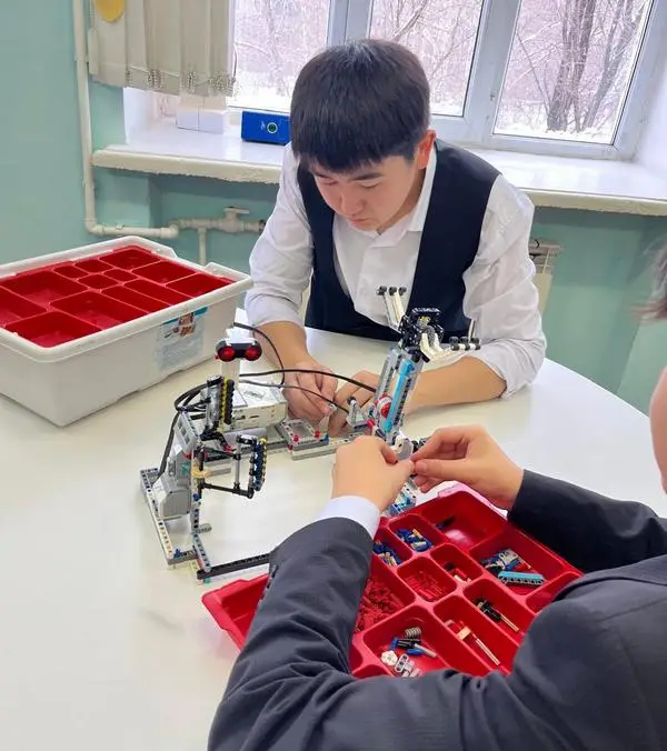 Ракетная платформа и бионический робот: карагандинцы взяли золото на национальном конкурсе (5)