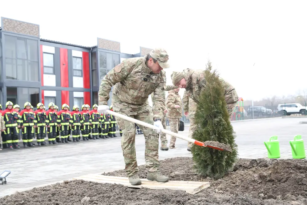 МЧС Казахстана активно озеленяет территории в рамках «Тазару күні» Астане