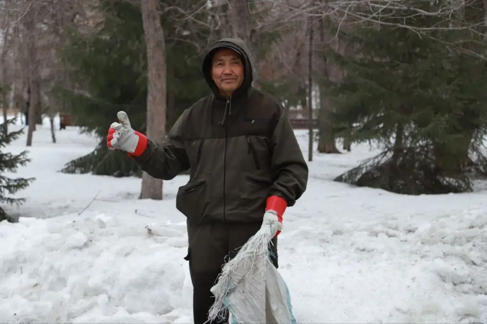 В Усть-Каменогорске прошёл субботник в парке имени Жамбыла Жабаева (7)