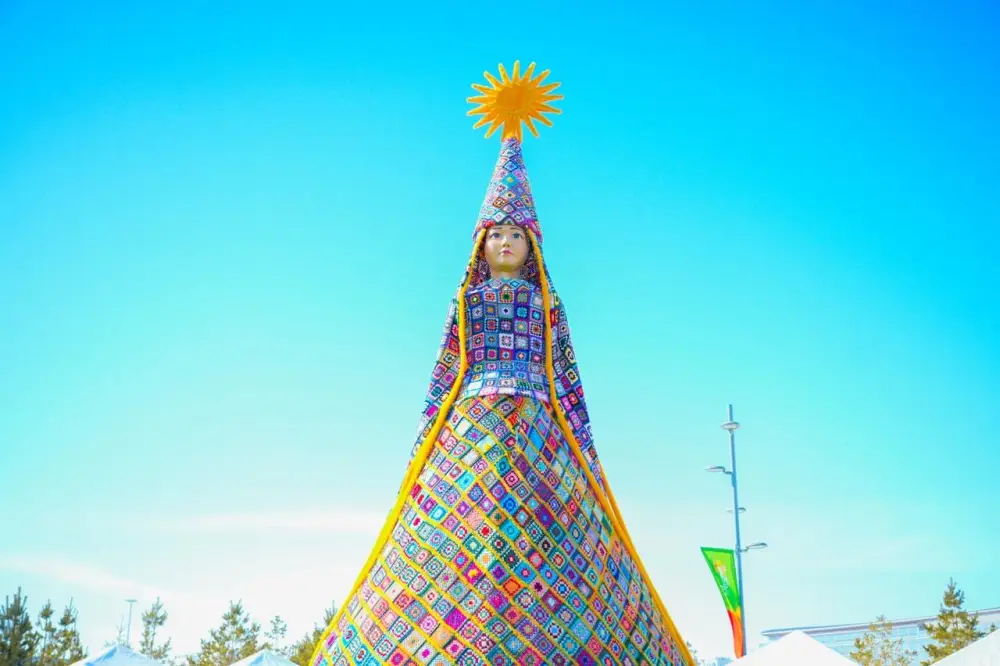 В Астане сотни людей связали необычную инсталляцию (3)