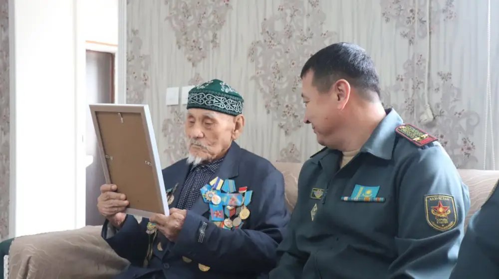 ВОЕННОСЛУЖАЩИЕ ТУРКЕСТАНСКОЙ ОБЛАСТИ ПОЗДРАВИЛИ ВЕТЕРАНА ВОВ С ДНЕМ БЛАГОДАРНОСТИ (3)