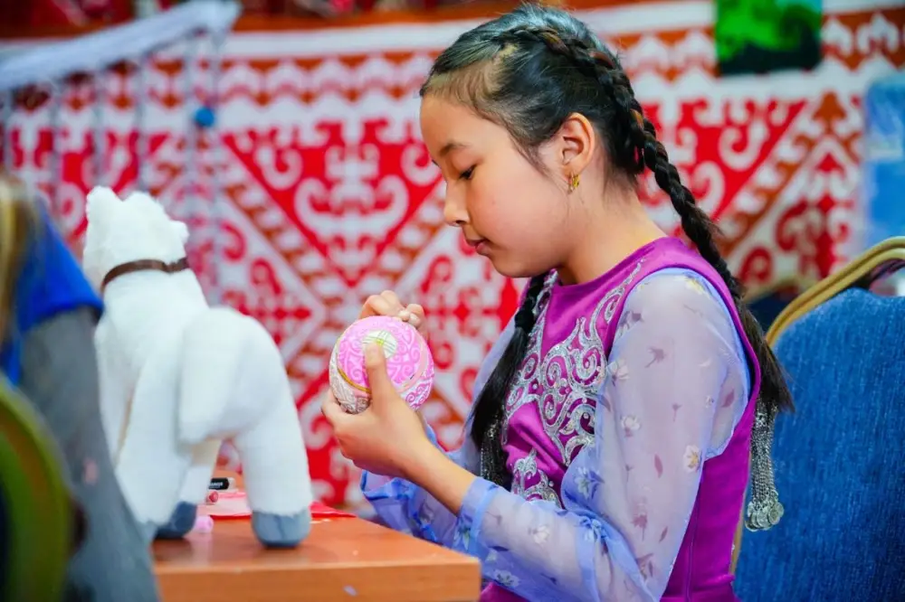 В Астане для детей развернули творческую зону на Наурыз (9)