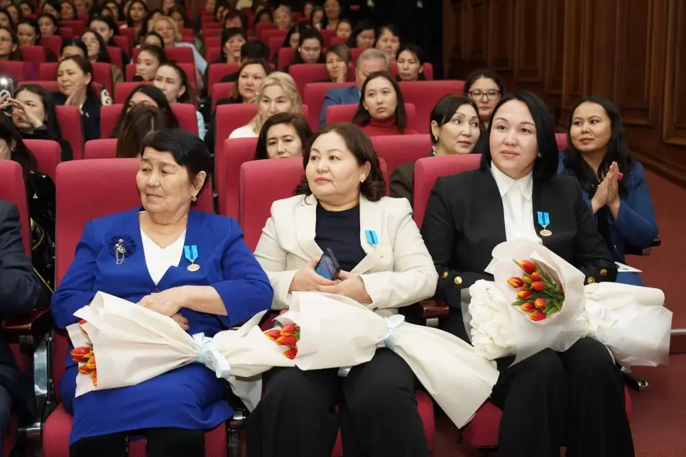 Женщины Казахстана: Цветы весны, распускающиеся под солнечными лучами труда Астане