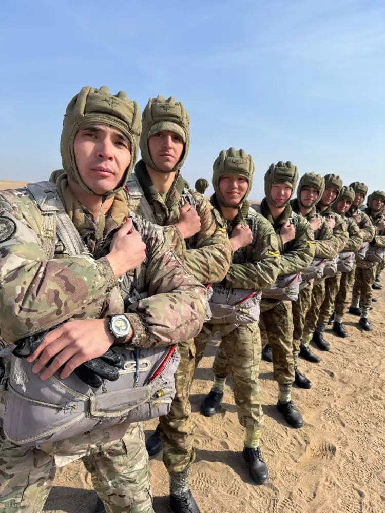 Курсантам военного института впервые удалось успешно выполнить учебные прыжки с парашютом, укрепляя навыки будущих офицеров. Астане