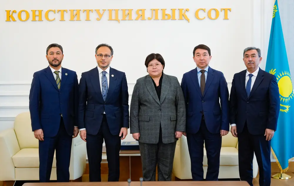 Конституционный Суд посетили международные наблюдатели за референдумом по новой Конституции (4)