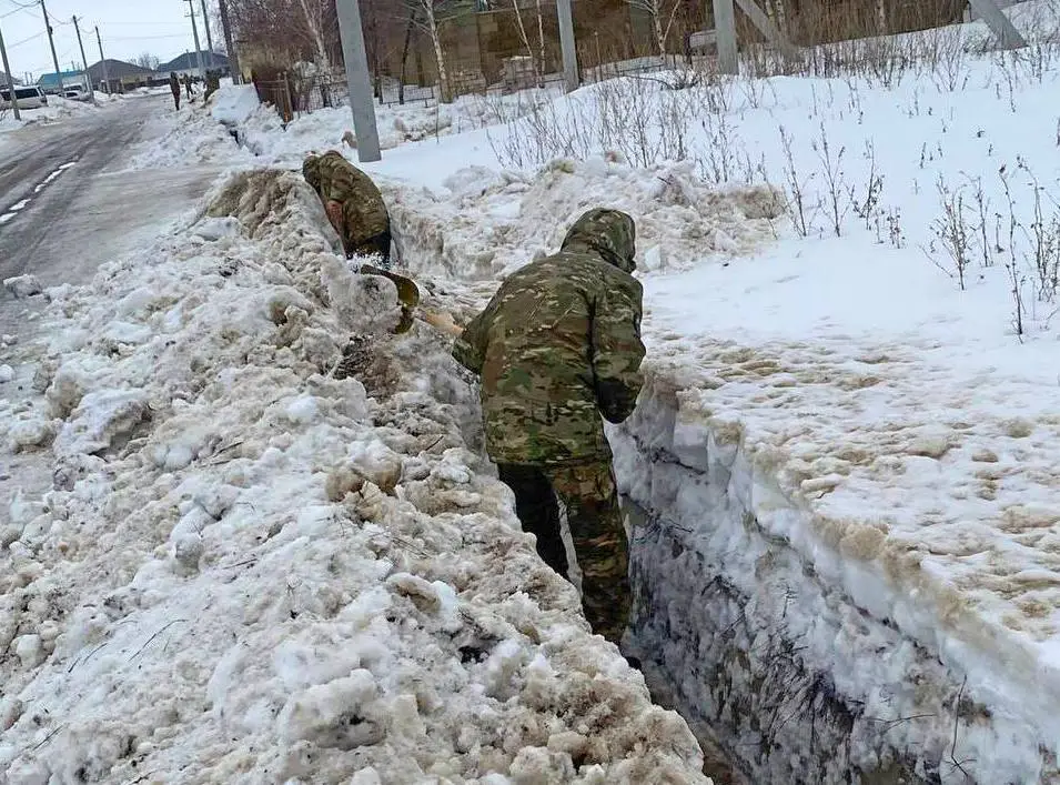 Военнослужащие Уральска участвуют в совместной очистке арыков и каналов от снега для предотвращения подтоплений Астане
