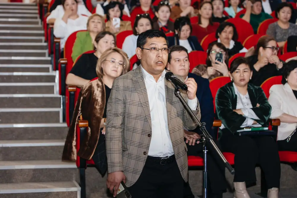 Вопросы безопасности в школах Атырау обсудили на встрече с участием акима области (7)