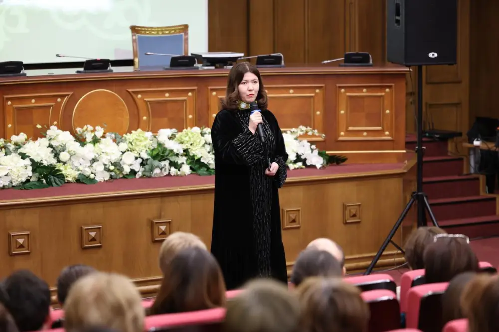 В Министерстве просвещения вручили нагрудный знак учителю Марии Бедриной за смелость во время бурана Астане