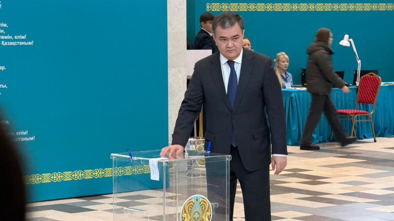 Аким Астаны Женис Касымбек проголосовал на референдуме по конституционной реформе во Дворце школьников Астане