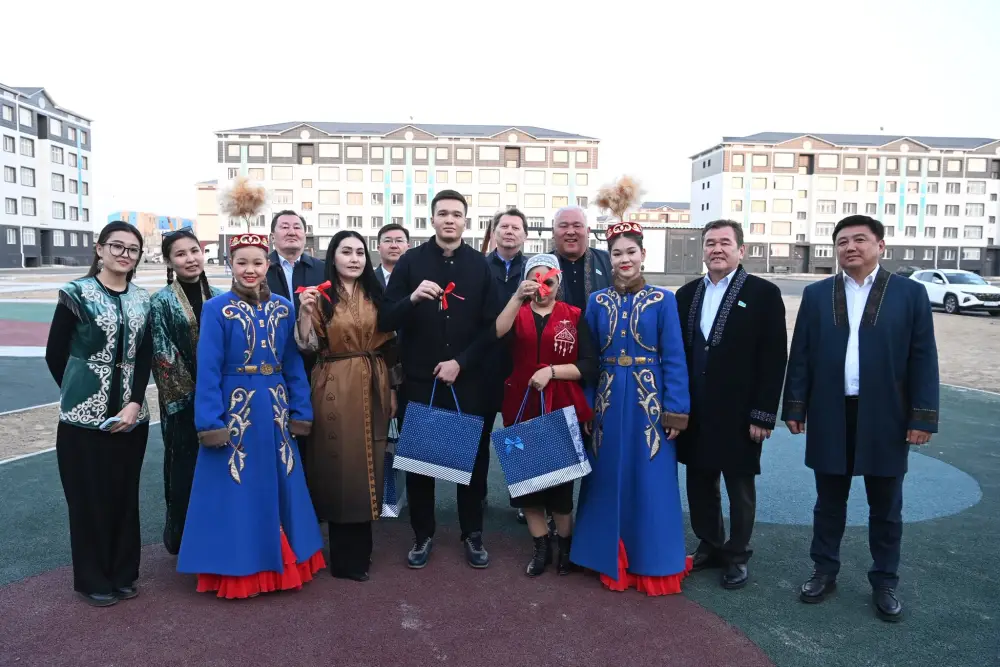 Сенаторы и депутаты Казахстана поздравили граждан с новосельем в рамках программы обеспечения жильем Астане