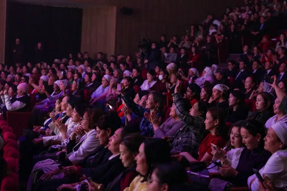 АКИМ ТУРКЕСТАНСКОЙ ОБЛАСТИ ВСТРЕТИЛСЯ С МНОГОДЕТНЫМИ И УВАЖАЕМЫМИ МАТЕРЯМИ И ПОЗДРАВИЛ ИХ С ПРАЗДНИКОМ (9)