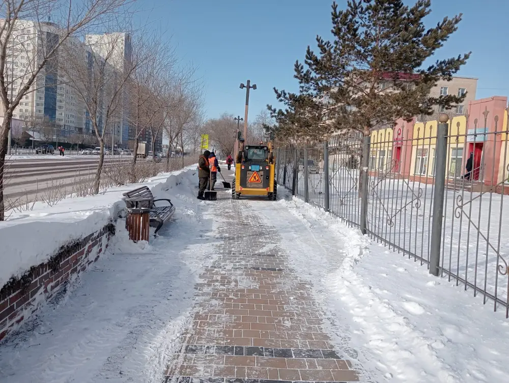 Снегопад в Астане: более 1700 единиц спецтехники задействованы в уборке снега в Астане (3)