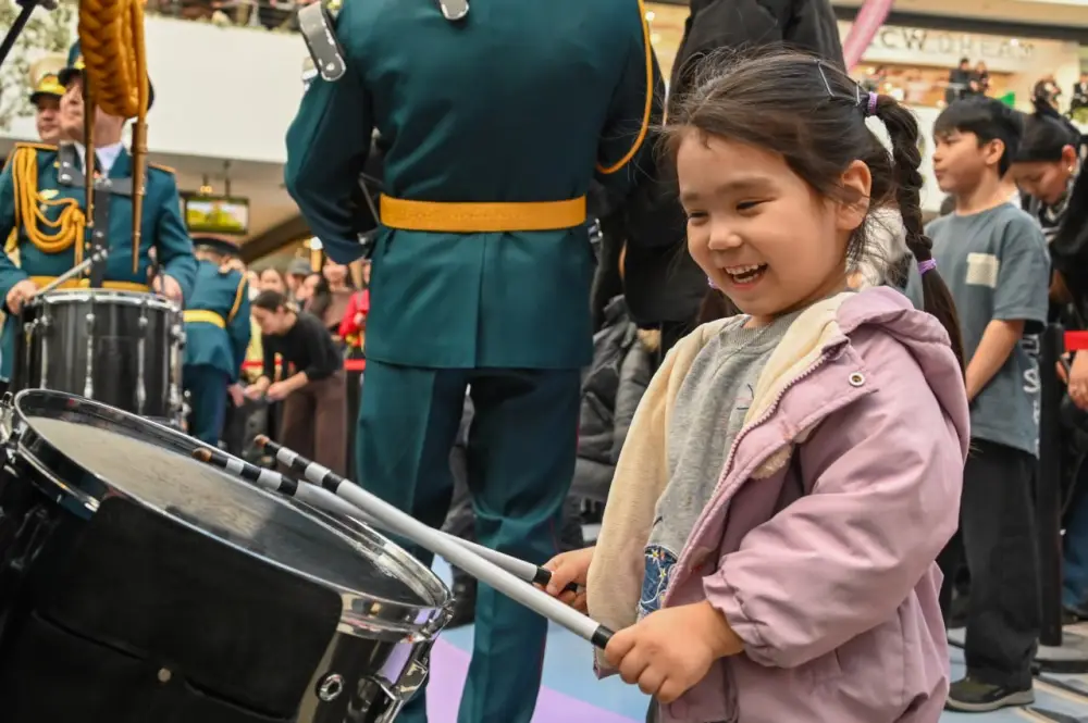 Музыканты Центрального военного оркестра поздравляют с Наурызом в Астане Астане