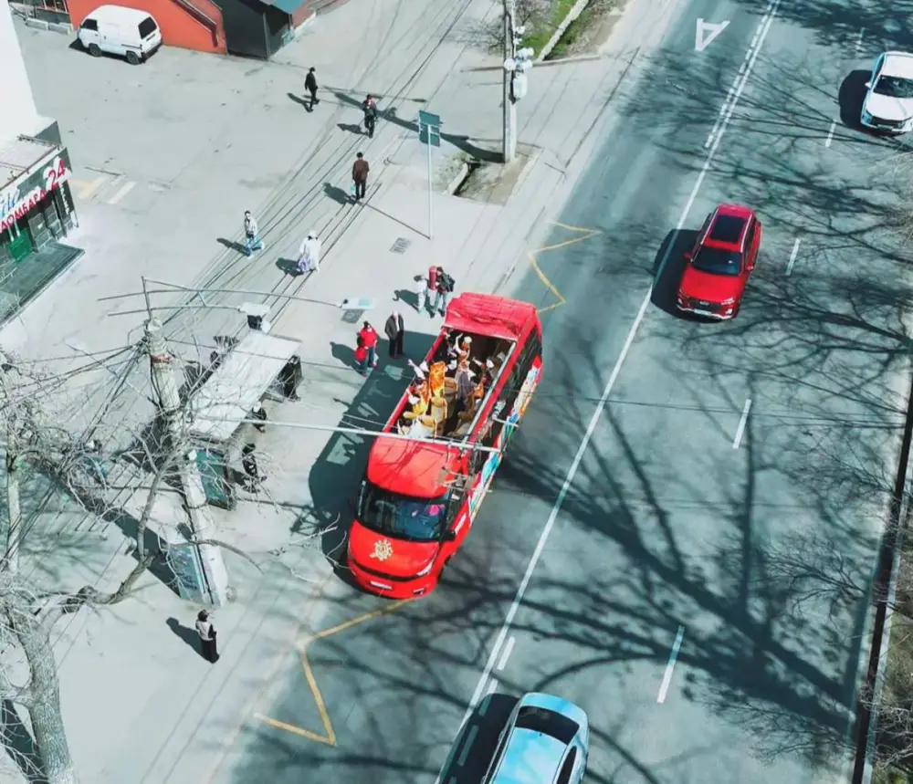 Музыкальный автобус проехал по Алматы в Наурыз Астане