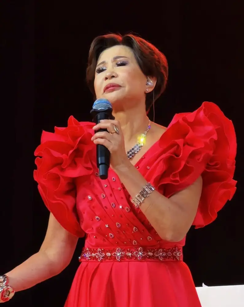 Актюбинцы единодушно встали в знак уважения во время исполнения песни «Әлия» на концерте Розы Рымбаевой Астане