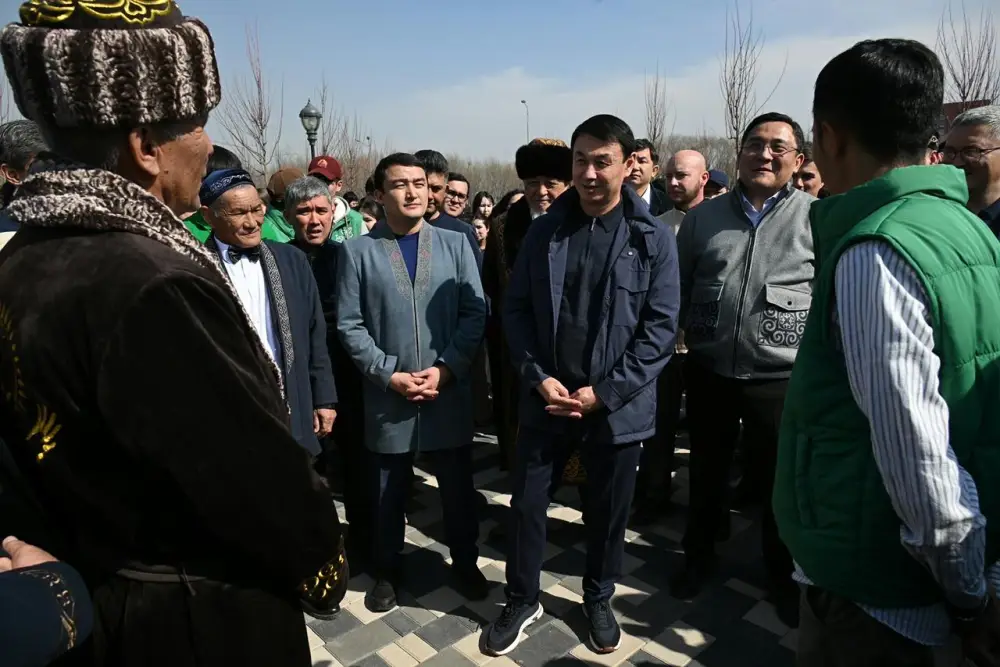 Аким Алматы принял участие в посадке деревьев в рамках празднования Наурыза (3)