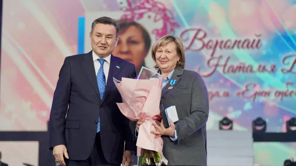 В Восточном Казахстане наградили отличившихся представительниц прекрасного пола (4)