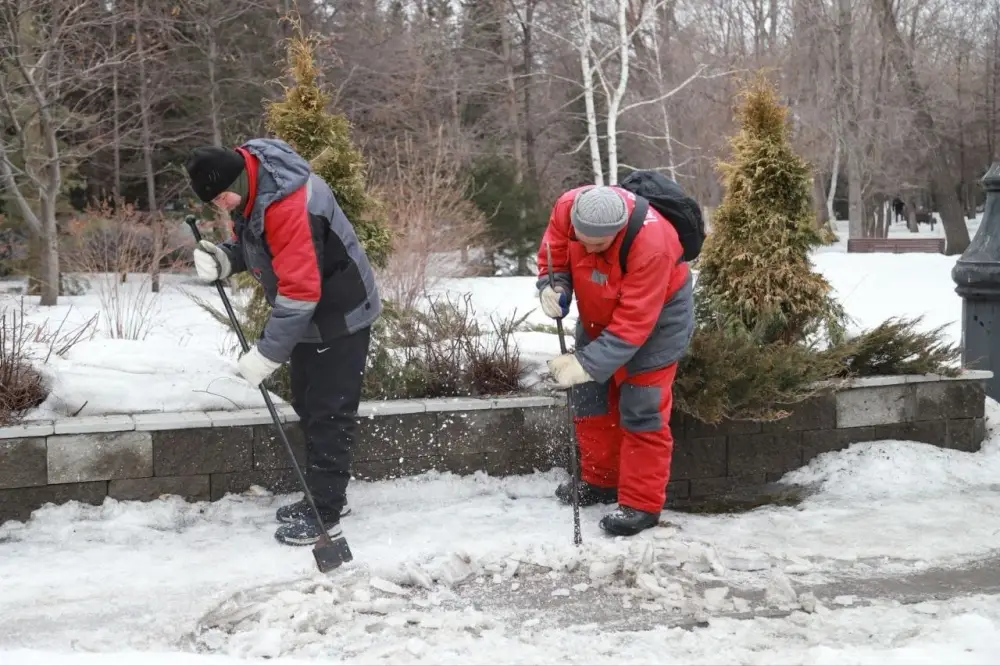 В Усть-Каменогорске прошёл субботник в парке имени Жамбыла Жабаева (2)