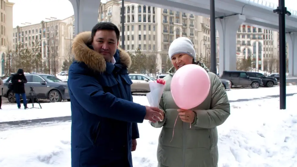 Цветы раздавали девушкам и женщинам в Астане (4)