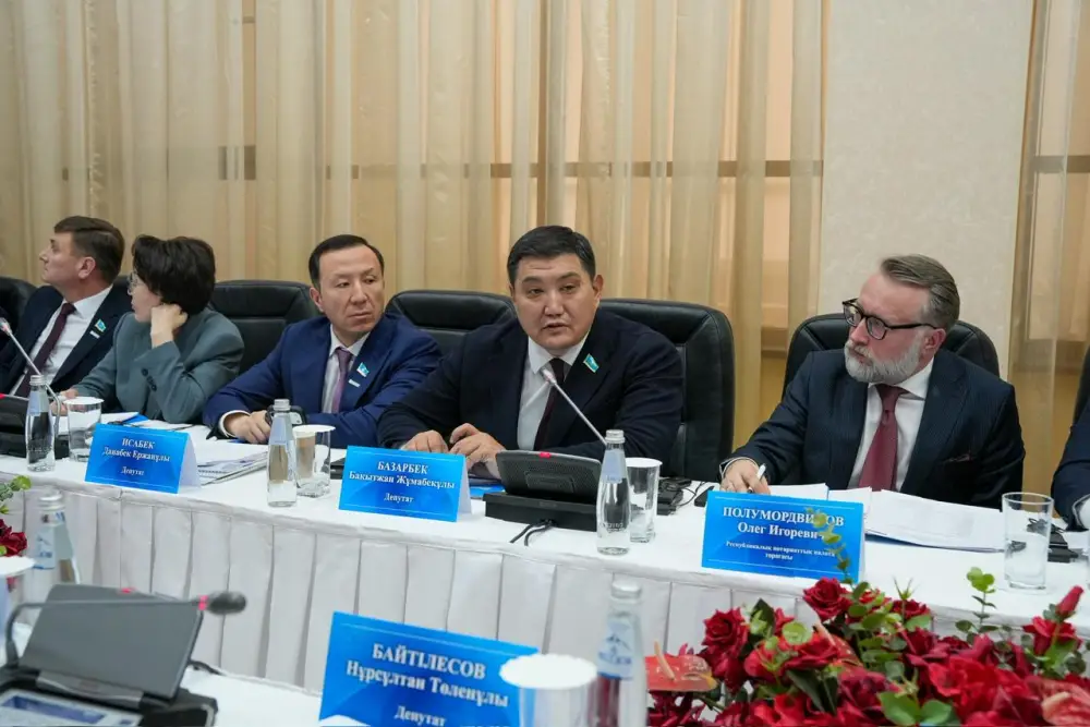Министр юстиции Республики Казахстан Ерлан Сарсембаев принял участие в выездном заседании на тему «Обеспечение законности нотариальных действий и цифровизация нотариальной деятельности» (4)
