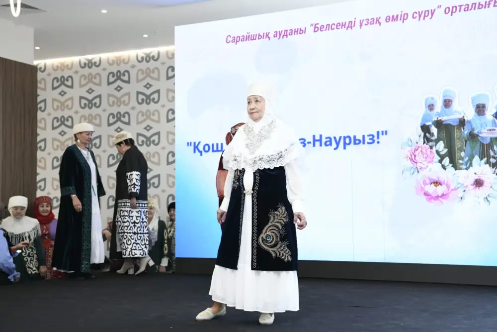 В Астане пенсионеры провели показ национальной одежды Астане