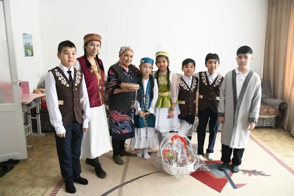 Столичные школьники навестили тружеников тыла и заслуженных педагогов в день Көрісу (5)