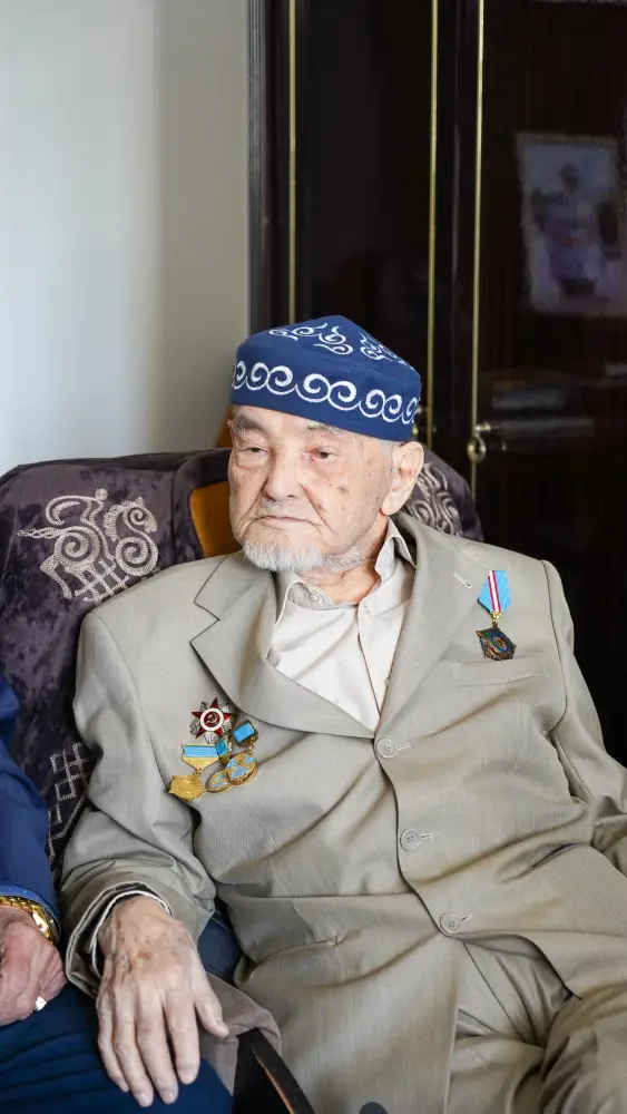 102-летний ветеран Курмат Рахимов проголосовал на дому, проявив активную гражданскую позицию Астане