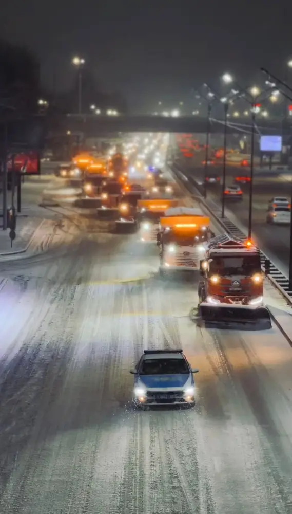 Коммунальные службы Алматы в усиленном режиме во время снегопада Астане