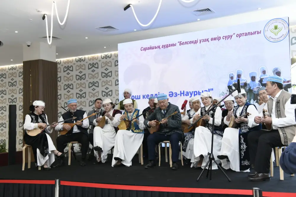 В Астане пенсионеры провели показ национальной одежды (7)