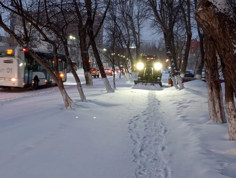 Около трех тысяч дорожных рабочих задействовано в снегоуборочных работах в Астане (6)