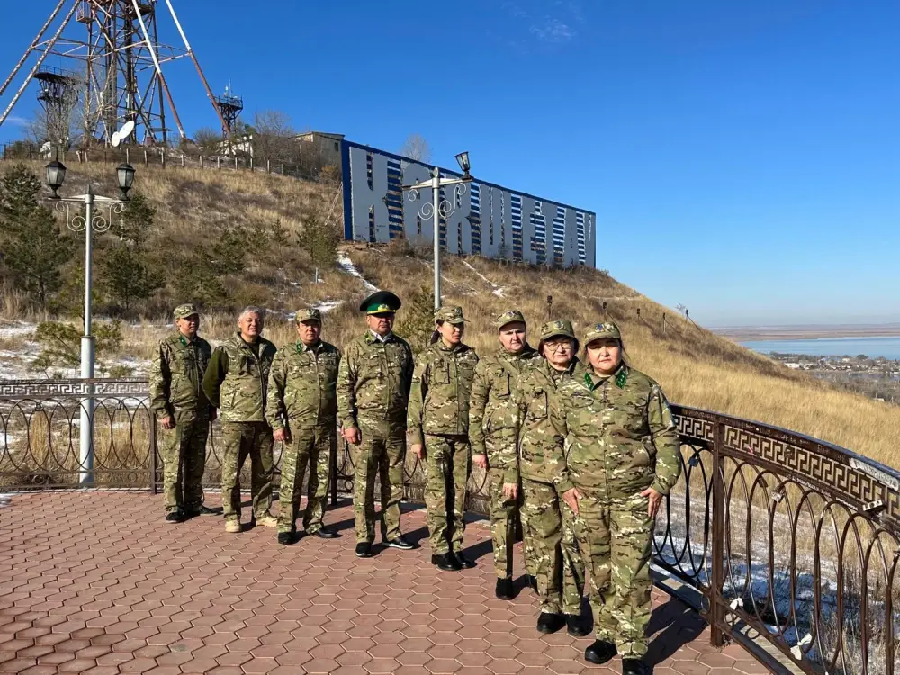 Прекрасная женщина, находящая язык с природой Астане