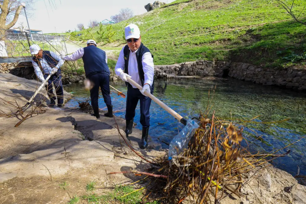 Президентская инициатива «Таза Қазақстан»: Олжас Бектенов принял участие в акции «Мөлдір бұлақ» в Туркестанской области (7)