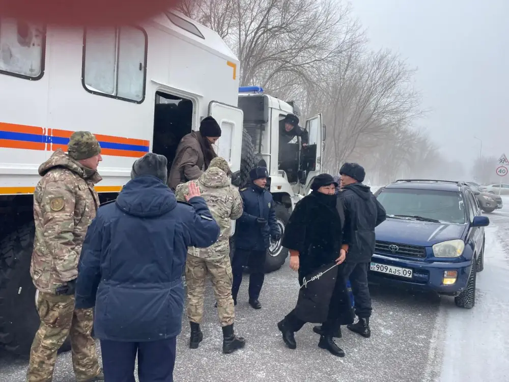 За прошедшие сутки из снежных заносов спасено и эвакуировано 760 человек (8)