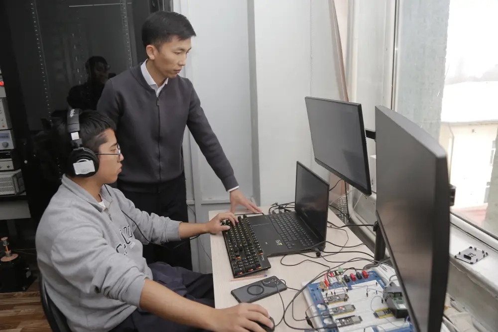 Казахстанские ученые разработали устройство для преобразования механических колебаний окружающей среды в электроэнергию Астане