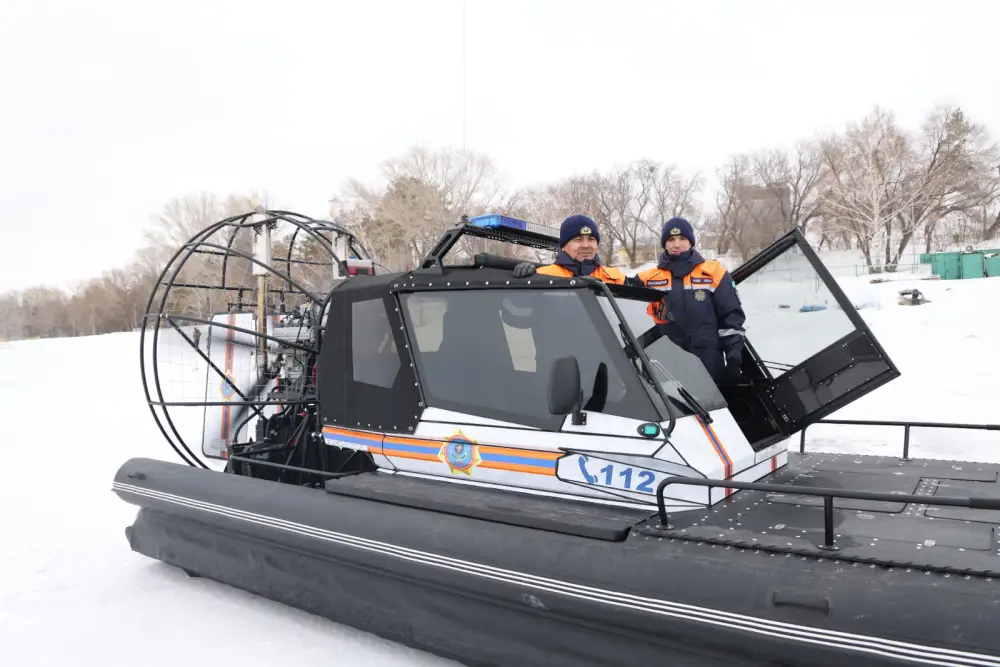 На льдине не застрял: спасение рыбака в Павлодаре! Астане