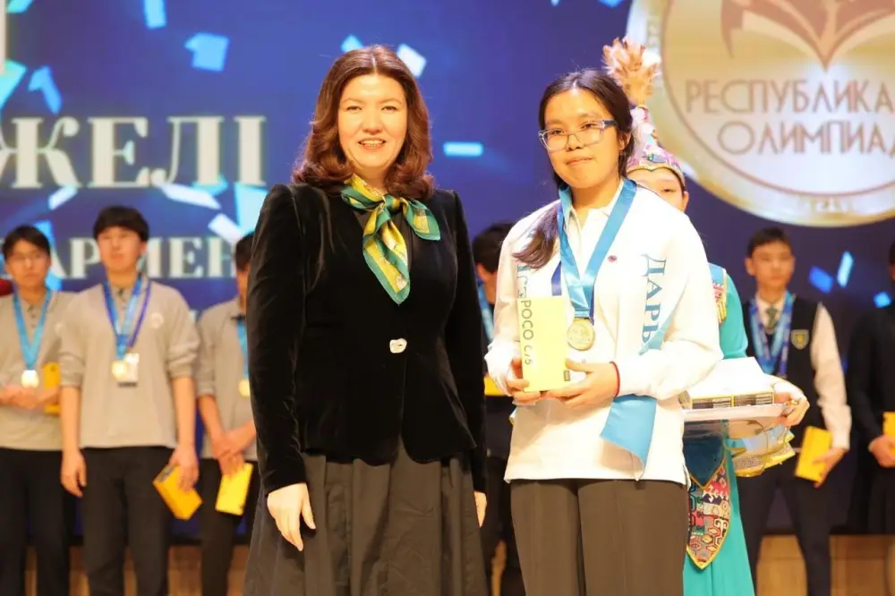 Министр просвещения Жулдыз Сулейменова наградила победителей республиканской олимпиады (5)