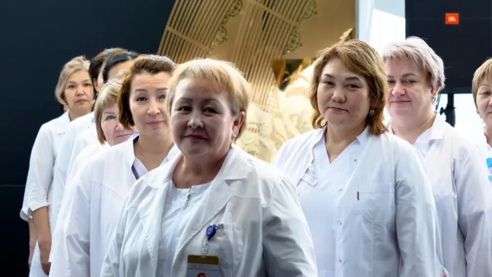 Медики Астаны поддержали новую Конституцию символической акцией перед референдумом Астане