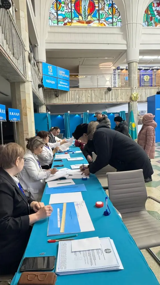 В Астане открылись 501 избирательный участок для референдума - жители активно голосуют Астане