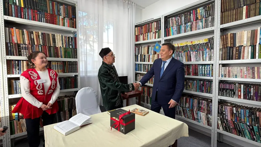 Аким области Марат Ахметжанов поздравил долгожителя в Щучинске (3)