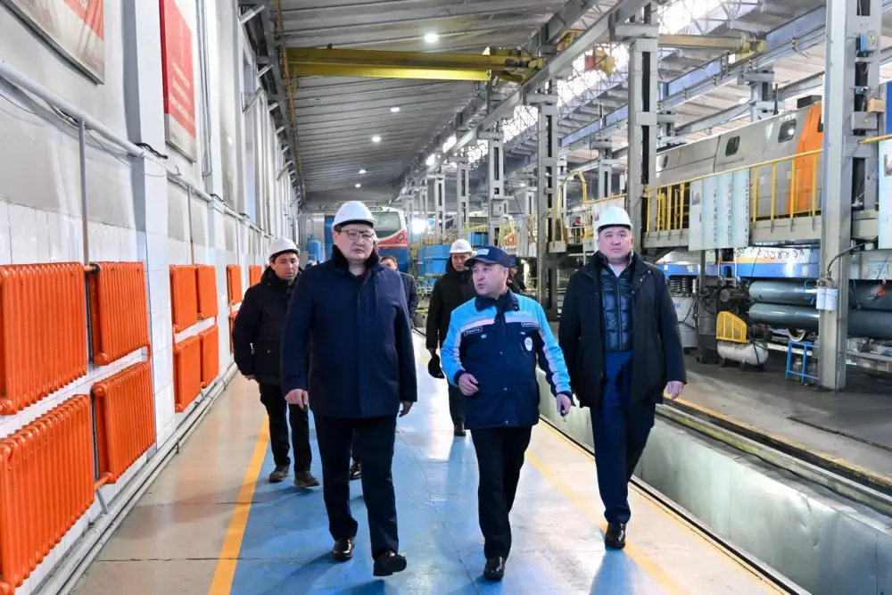 Аким области ознакомился с работой локомотивного депо «Қамқор Локомотив» в Аягозе (3)