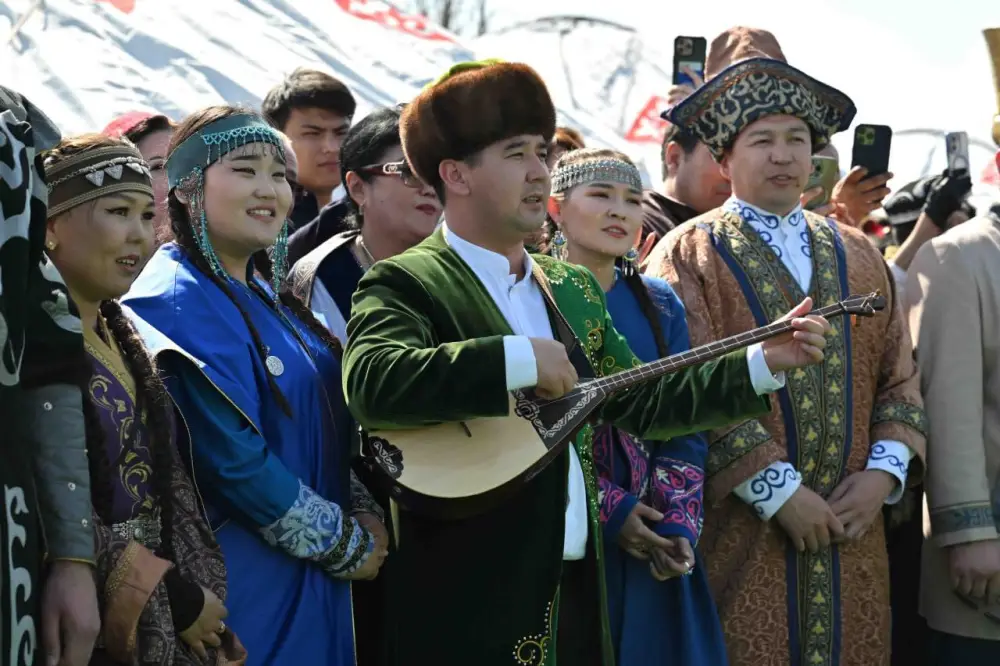 Глава государства принял участие в народных гуляньях по случаю праздника Наурыз (8)