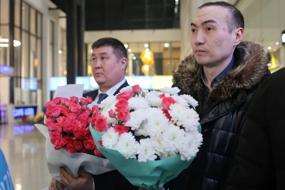 Казахстанская юниорская сборная по конькобежному спорту во главе с Кристиной Шумековой и Вадимом Чебардаковым вернулась домой (6)