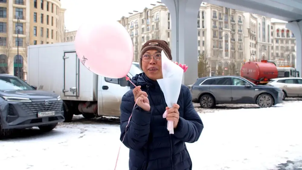 Цветы раздавали девушкам и женщинам в Астане (8)