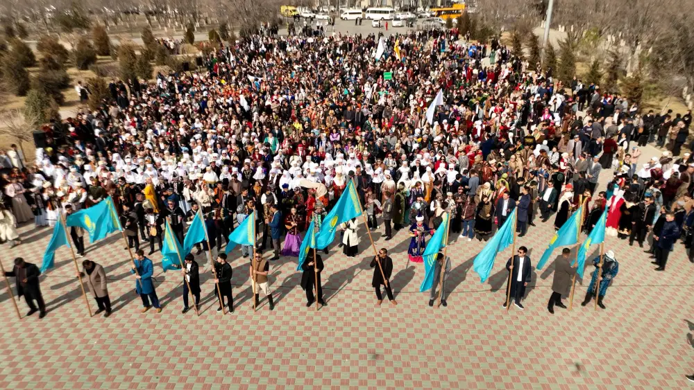 Около 5 000 атыраусцев вышли на праздничный парад в День национальной одежды (5)