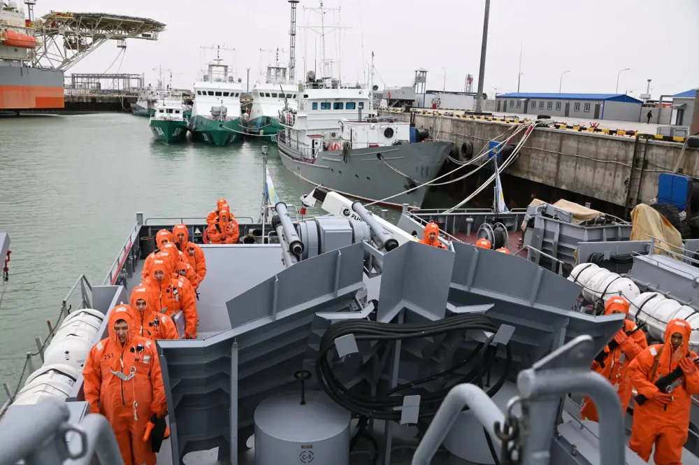 В Актау экипажи кораблей Военно-морских сил сдали курсовую задачу К-1 (3)