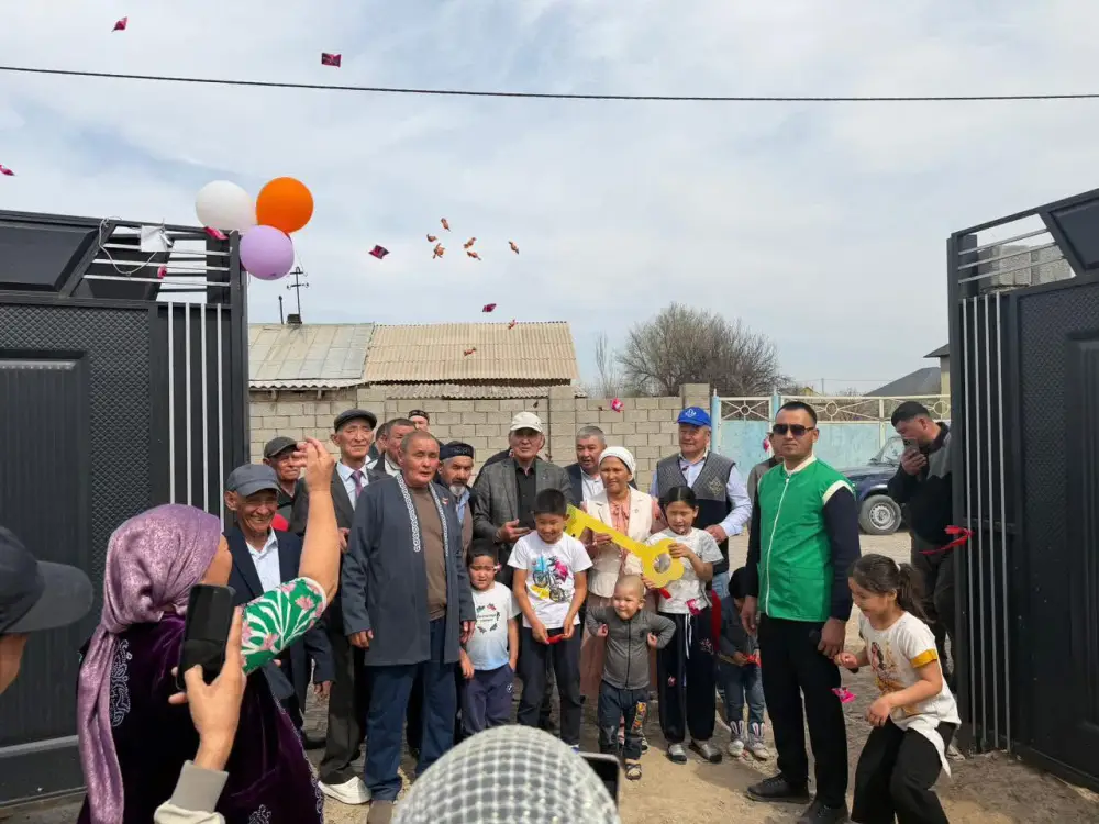 Жители села Торткуль передали ключи от нового дома матери-одиночке Астане