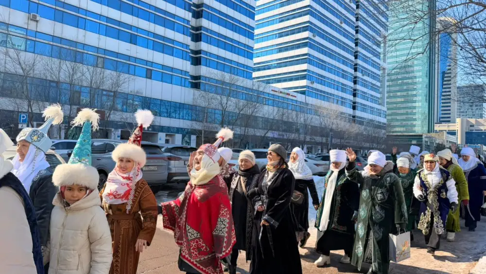 В Астане дедушки и бабушки провели шествие национальных костюмов Астане